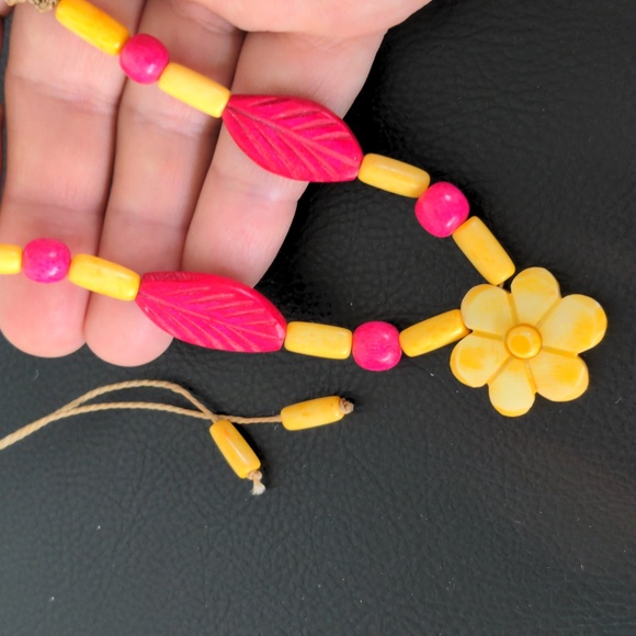 Vintage handmade vibrant floral bakelite (?) necklace, 60th style - Picture 2 of 6